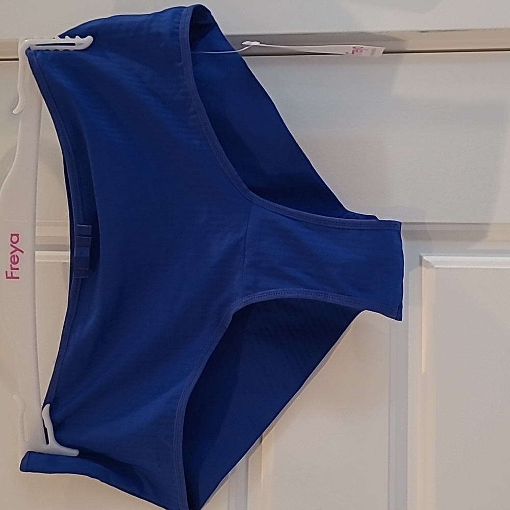 🟢Freya panties. Size small. New